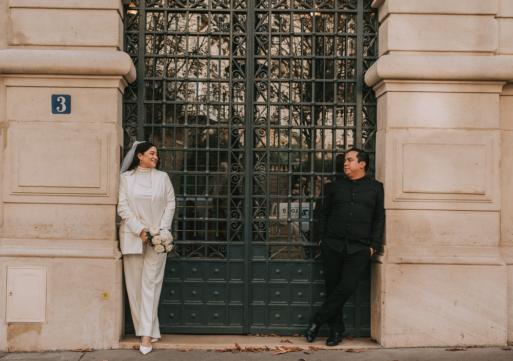 PARISIAN COUPLE LOVE PHOTOSHOOT IN PARIS