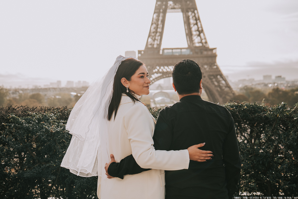 PORTRAIT COUPLE PHOTOGRAPHY ELOPEMENT IN PARIS