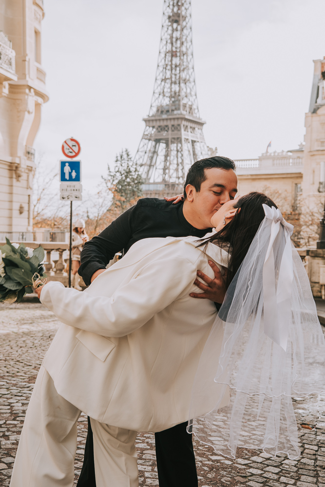 PORTRAIT COUPLE PHOTOGRAPHY ELOPEMENT IN PARIS TROCADERO