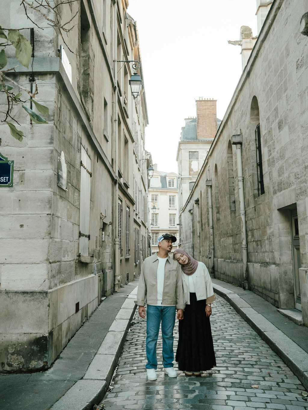 Cinematic couples photoshoot in the Latin Quarter of Paris